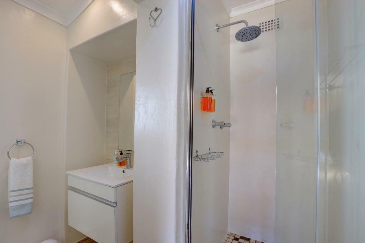 No.8 On Wright Street Apartment George Luaran gambar
